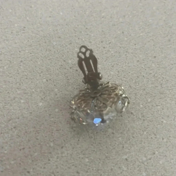 Vintage Set of Clear Glass Silver Toned Backed Clip On Cluster Earrings. - Picture 3 of 3